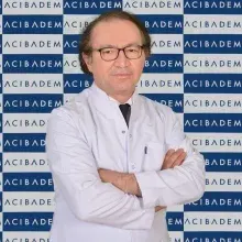 Prof. Dr. Ayhan Çevik — Çocuk Kardiyolojisi, İstanbul. Portre fotoğrafı.