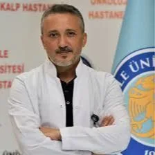 Dr. Eşref Araç — İç Hastalıkları, Diyarbakır. Portre fotoğrafı.