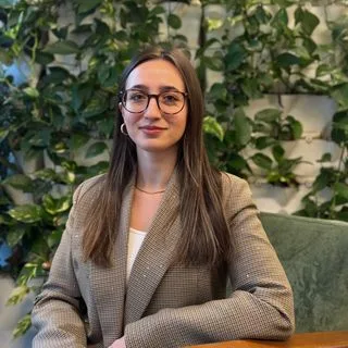 Psk. Burcu Yelkenci — Psikoloji. Portre fotoğrafı.