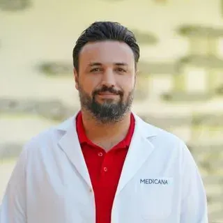 Uzm. Dr. Hayrettin Zerdali — Çocuk Sağlığı Ve Hastalıkları, İstanbul. Portre fotoğrafı.