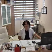 Op. Dr. Melek Canbaba — Kadın Hastalıkları Ve Doğum, İzmir. Portre fotoğrafı.