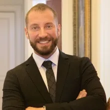 Op. Dr. Kırdar Güney — Plastik Rekonstrüktif Ve Estetik Cerrahi, İstanbul. Portre fotoğrafı.
