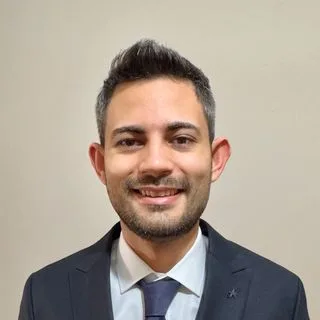 Uzm. Dt. Mıstık Mustafa Korkmaz — Protetik Diş Tedavisi, İzmir. Portre fotoğrafı.
