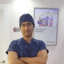 Dt. Osman Cengiz — Diş Hekimi, Antalya. Portre fotoğrafı.