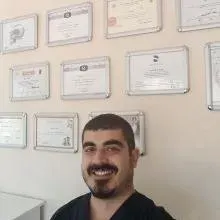 Dt. İsmail Çınar — Diş Hekimi, Mersin. Portre fotoğrafı.