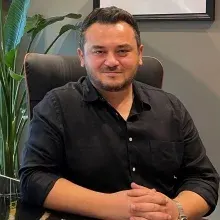 Dr. Öğr. Üyesi Oğuzhan Oğuz — Kulak Burun Boğaz, İstanbul. Portre fotoğrafı.