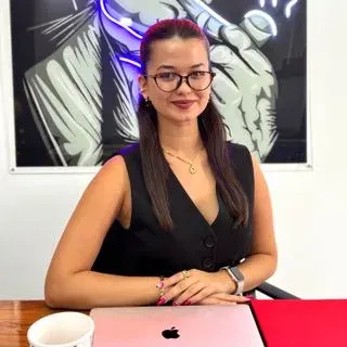 Psk. Fatma Dilara Eğilmez — Psikoloji. Portre fotoğrafı.