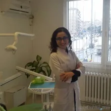 Dt. Zehra Özbek Elemek — Diş Hekimi, İstanbul. Portre fotoğrafı.
