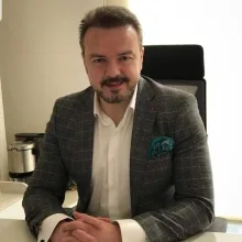 Op. Dr. Kadir Çolakoğlu — Göz Hastalıkları, Bakırköy, İstanbul. Portre fotoğrafı.