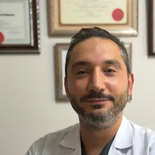 Doç. Dr. Emre Altıntaş — Üroloji, Konya. Portre fotoğrafı.