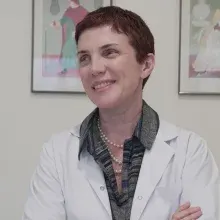 Dr. Tijen Acarkan — Pratisyen, İstanbul. Portre fotoğrafı.