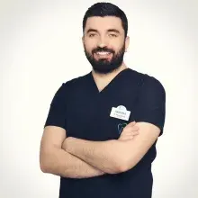 Dt. Veysel Çeçen — Diş Hekimi. Portre fotoğrafı.