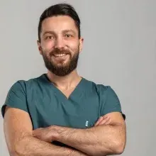 Dt. Nuri Denkci — Diş Hekimi, İstanbul. Portre fotoğrafı.