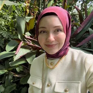 Psk. Hasibe Esra Arlı Poşul — Psikoloji, İstanbul. Portre fotoğrafı.