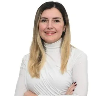 Psk. Nesli Bahar Bural — Psikoloji, İzmir. Portre fotoğrafı.