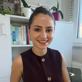 Dyt. İrem Özkan Yıldırım — Diyetisyen, İstanbul. Portre fotoğrafı.