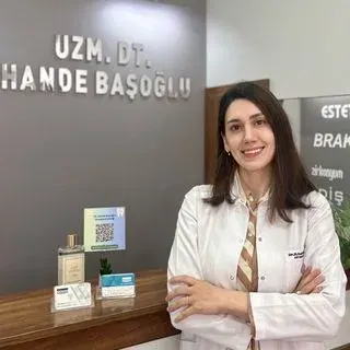 Uzm. Dt. Hande Başoğlu — Trabzon. Portre fotoğrafı.