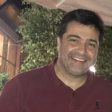 Prof. Dr. Kamuran Cumhur Değer — Gastroenteroloji Cerrahisi, İstanbul. Portre fotoğrafı.