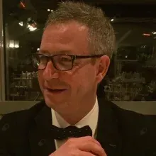 Uzm. Dr. Ali Ayas — Psikiyatri, İstanbul. Portre fotoğrafı.
