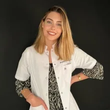 Dt. Zeynep Melis Güler — Diş Hekimi, İstanbul. Portre fotoğrafı.