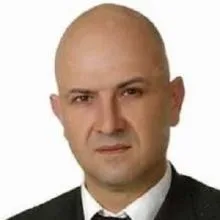 Uzm. Dr. Ünal Zağlı — Tıbbi Farmakoloji, Bornova, İzmir. Portre fotoğrafı.