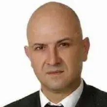 Uzm. Dr. Ünal Zağlı — Tıbbi Farmakoloji, Bornova, İzmir. Portre fotoğrafı.