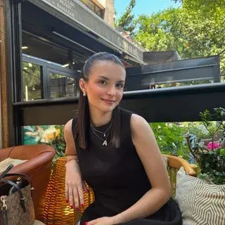 Dyt. Aylin Çakır — Diyetisyen, İstanbul. Portre fotoğrafı.