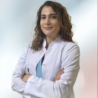 Uzm. Dr. Ebru Hacer İnan — İç Hastalıkları, İstanbul. Portre fotoğrafı.