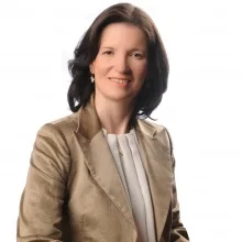 Doç. Dr. Melike Oruç Özpostacı — Plastik Rekonstrüktif Ve Estetik Cerrahi, Ankara. Portre fotoğrafı.