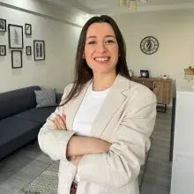Psk. Esmanur Çapraz — Psikoloji, Salihli, Manisa. Portre fotoğrafı.