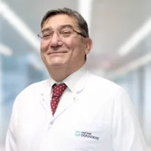 Prof. Dr. Talat Yurdakul — Üroloji, Kağıthane, İstanbul. Portre fotoğrafı.