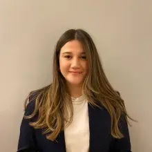 Kl. Psk. Deniz Varcı Özdemir — Psikoloji, İstanbul. Portre fotoğrafı.