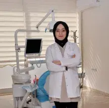 Dt. Gizem Şentürk — Diş Hekimi, Bursa. Portre fotoğrafı.
