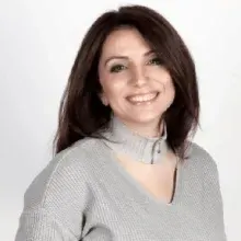 Dr. Öğr. Üyesi Ayşen Türk — Antalya. Portre fotoğrafı.