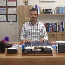 Uzm. Dr. İlhan Chatıpmemet (Hatipoğlu) — Çocuk Sağlığı Ve Hastalıkları, İstanbul. Portre fotoğrafı.
