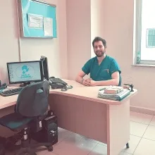 Dt. Aytaç Burak Karlıca — Diş Hekimi, Balıkesir. Portre fotoğrafı.