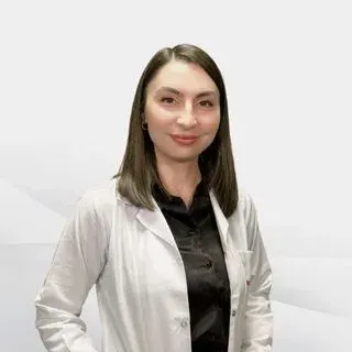 Uzm. Dr. Çağla Doğan — Fiziksel Tıp Ve Rehabilitasyon, Karşıyaka, İzmir. Portre fotoğrafı.