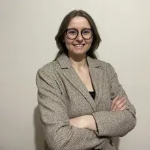 Uzm. Dyt. Özge Cantekin — Diyetisyen, İstanbul. Portre fotoğrafı.
