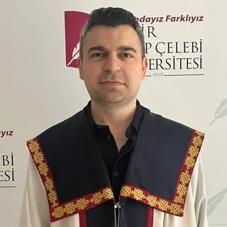 Op. Dr. Yunus Sür — Genel Cerrahi, İzmir. Portre fotoğrafı.