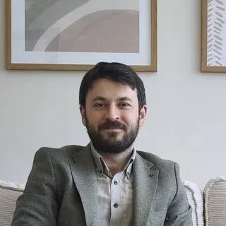 Dr. Abdullah Akgün — Trabzon. Portre fotoğrafı.