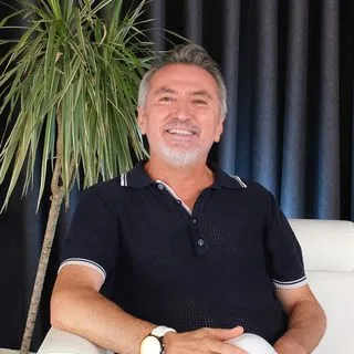 Dt. Mustafa Özcan — Diş Hekimi, Denizli. Portre fotoğrafı.