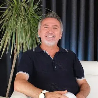 Dt. Mustafa Özcan — Diş Hekimi, Denizli. Portre fotoğrafı.