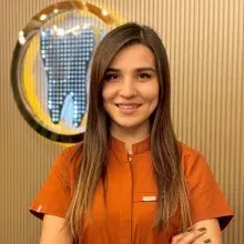 Dt. Hatice İrem Meşe — Diş Hekimi, İzmir. Portre fotoğrafı.