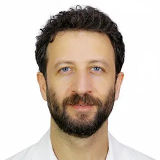 Dr. Kerem Al — İzmir. Portre fotoğrafı.
