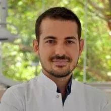 Dr. Dt. Eser Çapan — Ortodonti, Kartal, İstanbul. Portre fotoğrafı.