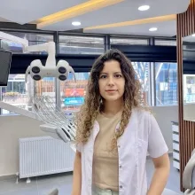 Dt. Ebru Araz — Diş Hekimi, Zonguldak. Portre fotoğrafı.