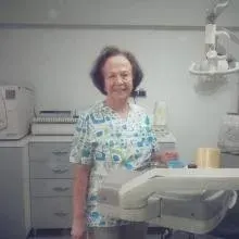 Dt. Cahide Arpacık — Diş Hekimi, Denizli. Portre fotoğrafı.