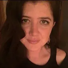 Uzm. Psk. Gizem Özcan — Psikoloji, İstanbul. Portre fotoğrafı.