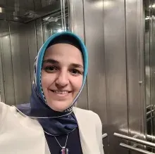 Uzm. Dr. Şeyma Coşkun — Çocuk ve Ergen Psikiyatrisi, Adana. Portre fotoğrafı.