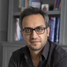 Uzm. Dr. Emrah Güleş — Psikiyatri, İstanbul. Portre fotoğrafı.